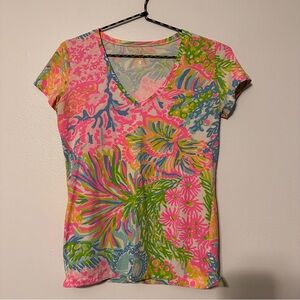 Lilly Pulitzer Michele V-Neck Tee in Lovers Coral Women XS